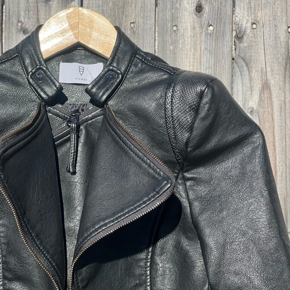 Elegant Black Leather Jacket - Picture 3 of 16